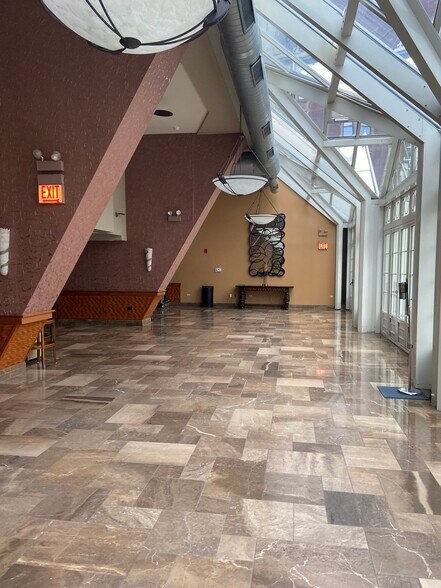 Building Photo - 111 E Chestnut St