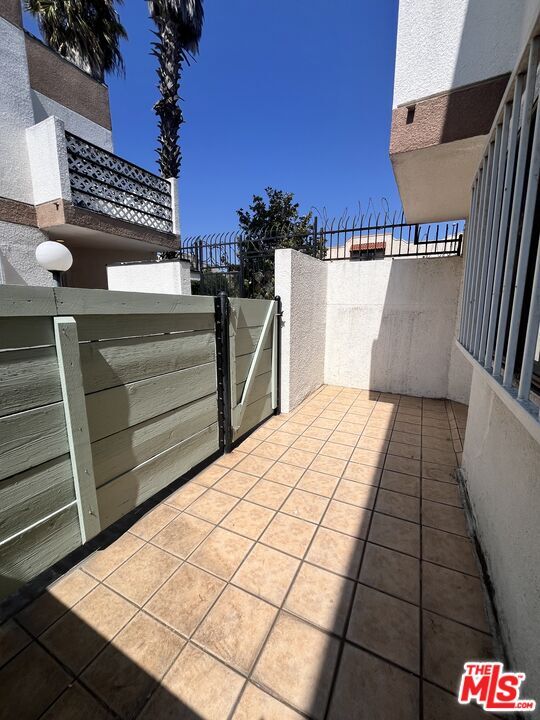 Building Photo - 443 S Gramercy Pl