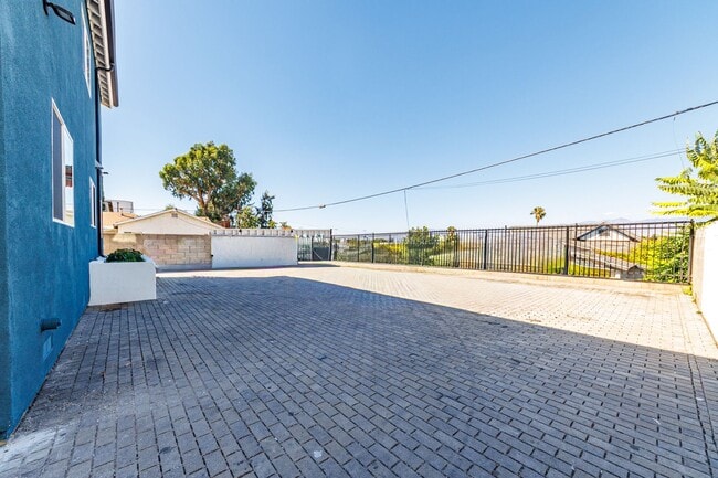 Building Photo - Now Leasing – $3,309 Effective Rent (True ...