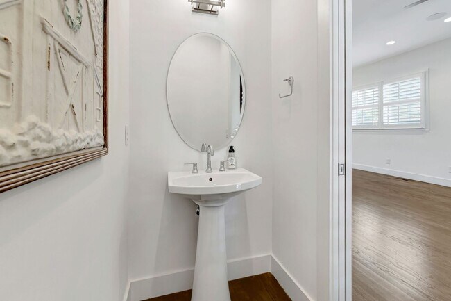 Building Photo - Modern living in Salemtown!