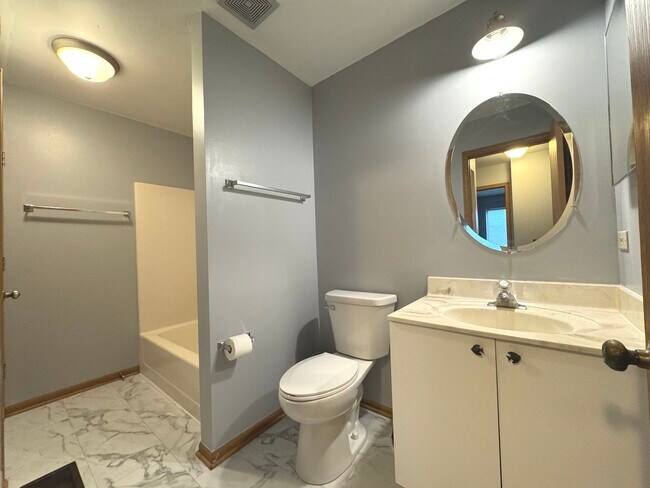 Building Photo - 727 Elm Ln