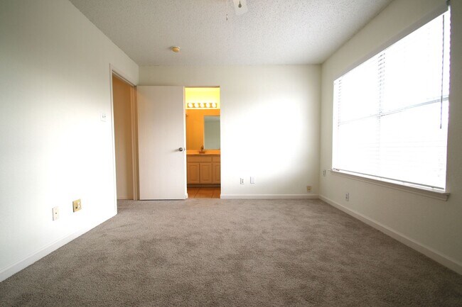 Building Photo - Upgraded 3BR Home | Granite Kitchen, High Ceilings & Gated Backyard | Minutes to Downtown Fort Worth