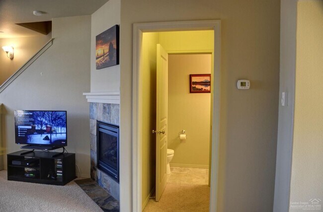 Building Photo - Darling Townhouse in Southeast Bend!