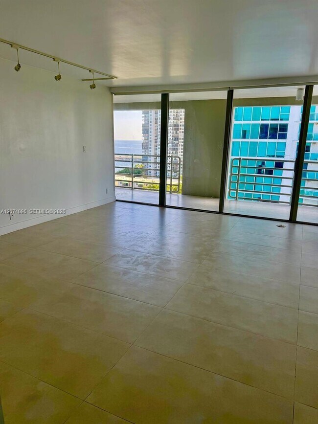 Building Photo - 2025 Brickell Ave