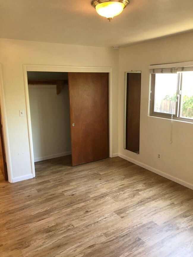 Building Photo - Apartment across the street from liberty s...