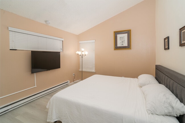 Building Photo - 1500 Lake Park Dr SW