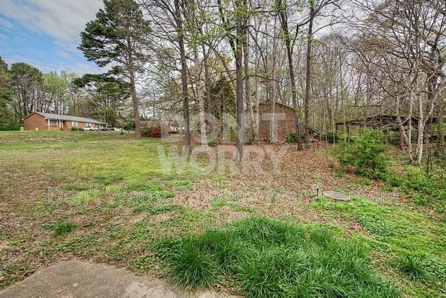 Building Photo - 201 Pinecrest Dr