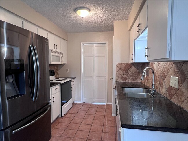 Building Photo - 22422 Elsinore Dr