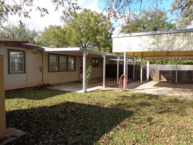 Building Photo - Super Spacious Home
