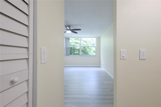 Building Photo - 6870 Royal Palm Blvd