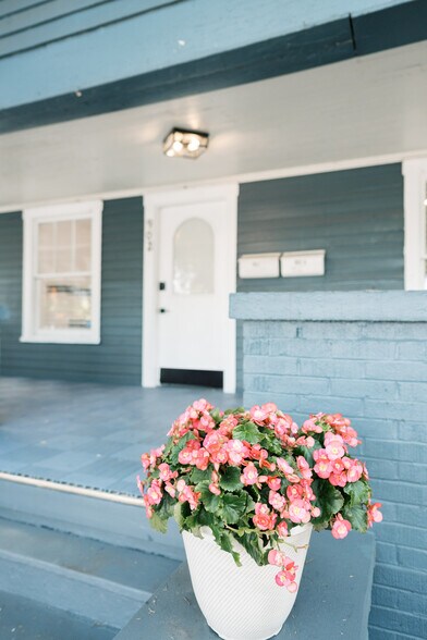 Building Photo - 902 W Columbus Dr