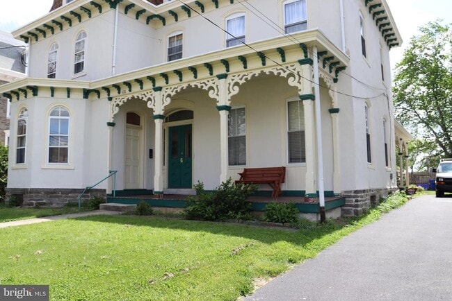 Building Photo - 421 Lyceum Ave