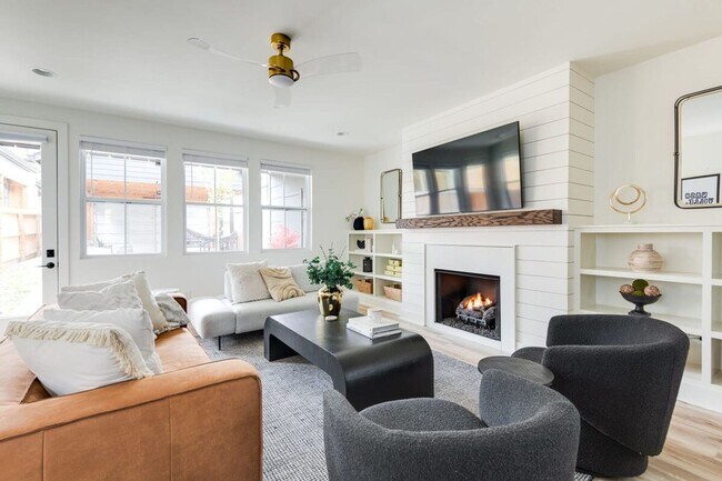 Building Photo - Fully Furnished - Designer Home (Flexible Lease Options)