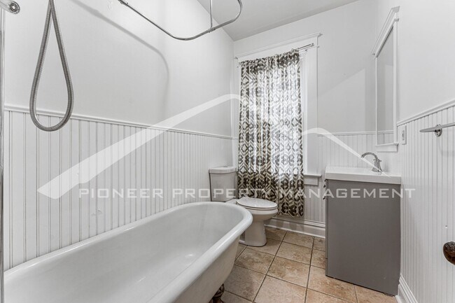 Building Photo - 3256 Meade St