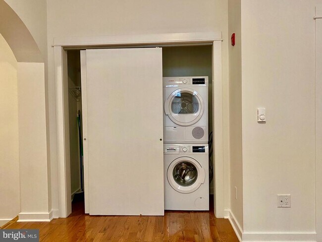 Building Photo - 1300 Spruce St