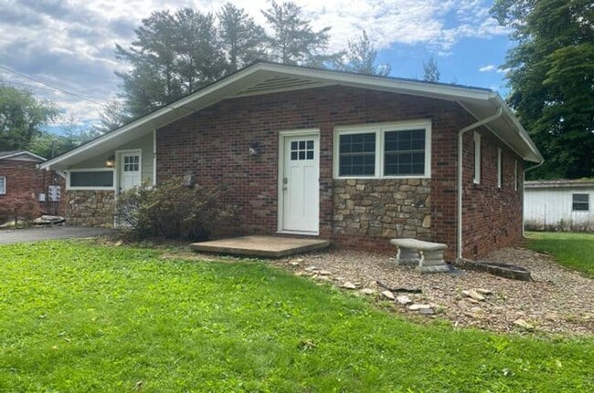 Building Photo - 3 Bedroom 1 Bathroom Home in Johnson City, TN