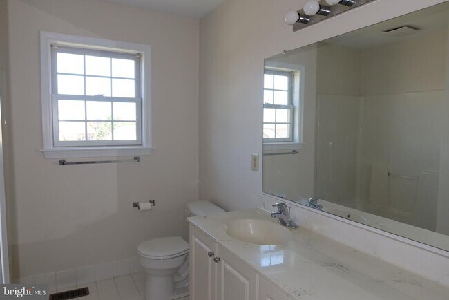 Building Photo - 1631 W Thistle Dr