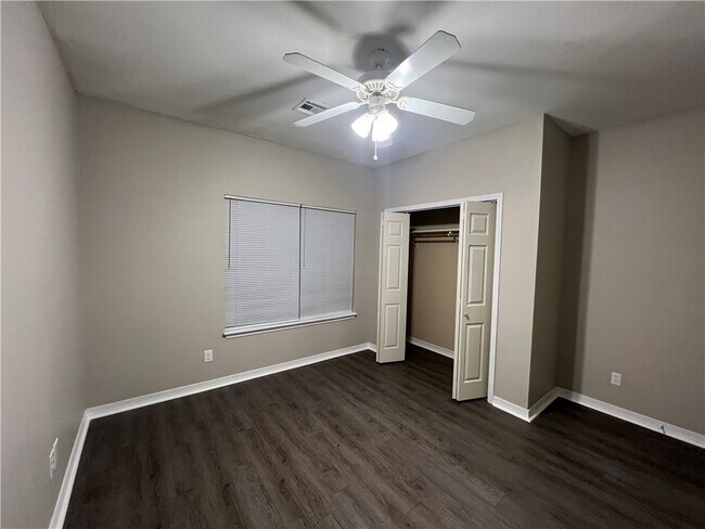 Building Photo - 3014 SE J St