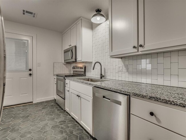 Building Photo - 131 W Acres St