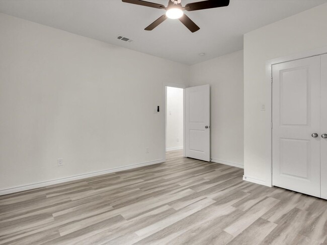Building Photo - Open Layout & Spacious Yard
