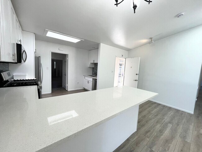 Building Photo - Charming 4 bedroom house with extra living...