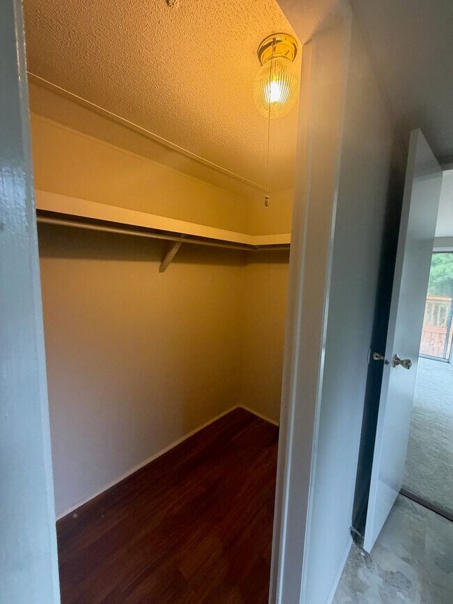 Building Photo - 25 Crestfield Ave