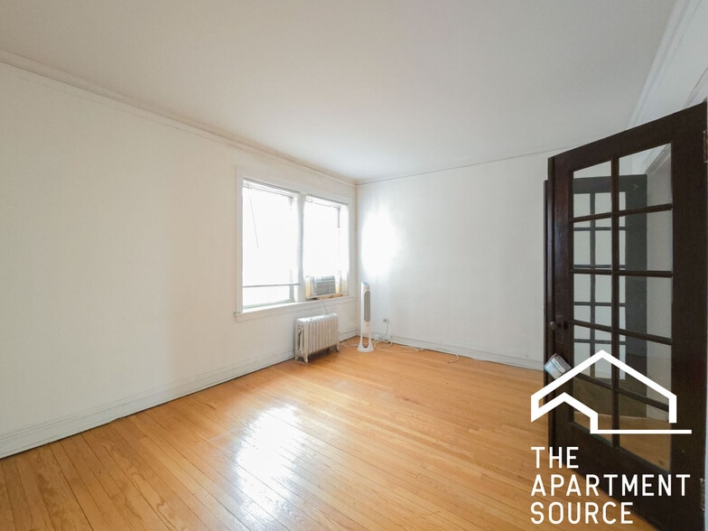 Building Photo - 4505b N Greenview Ave