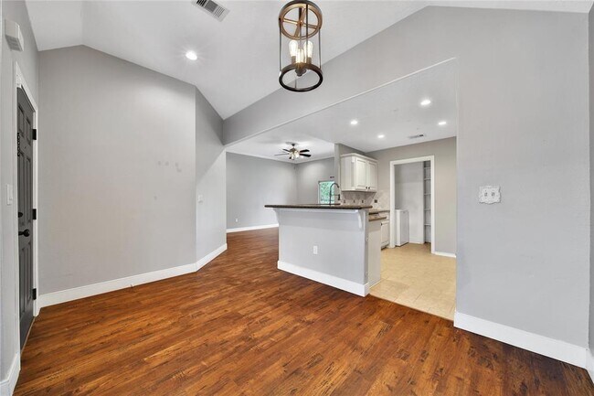 Building Photo - 720 Springwood Dr