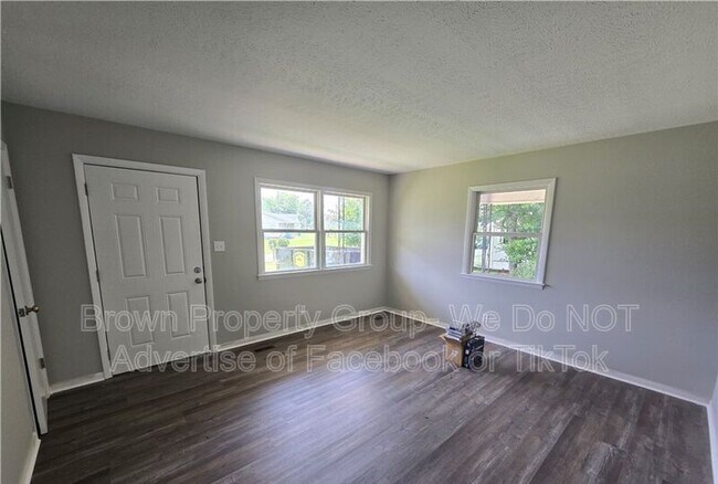 Building Photo - 303 Cartwright Dr
