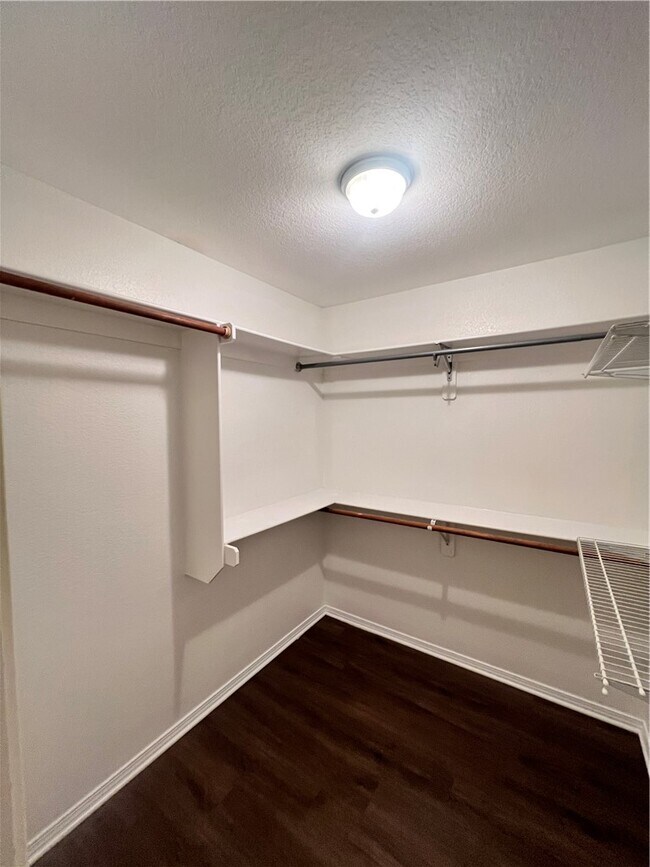 Building Photo - 555 Cascade Cir
