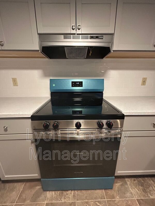 Building Photo - 1495 Ten Rod Rd