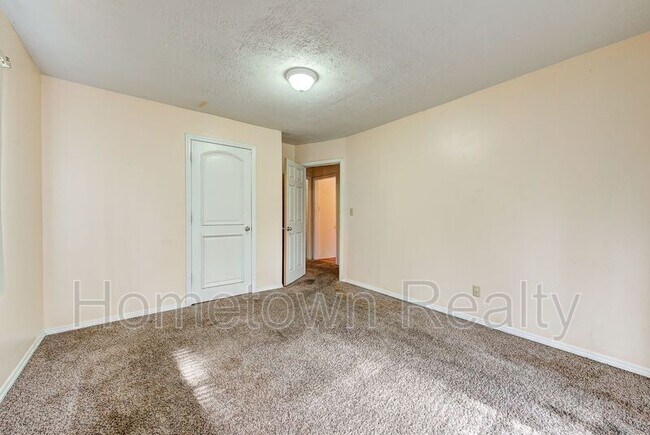 Building Photo - 2200 N St Luke Ave