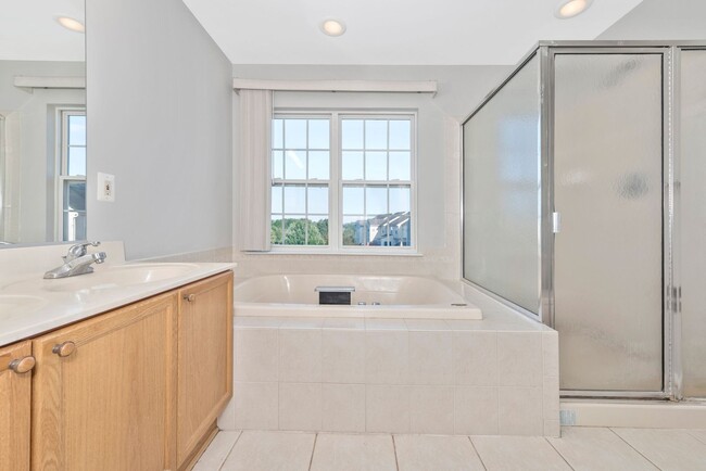 Building Photo - Fantastic Townhouse w/ Garage - Quick High...