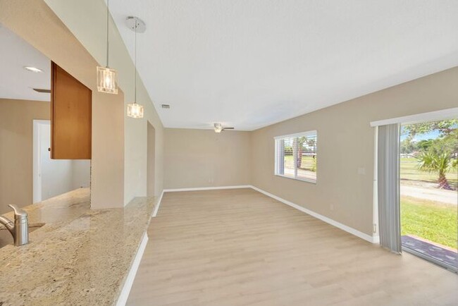 Building Photo - 2 BR, 2 BA Home in the Mainlands on the 18...