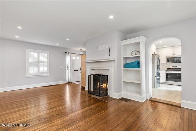 Building Photo - 14 Prospect Ave N