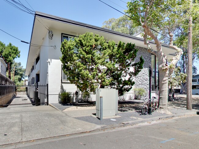 Building Photo - 1504 Newlands Ave