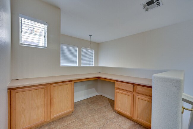 Building Photo - NW 3 bedroom!! Community Pool!! Playground...