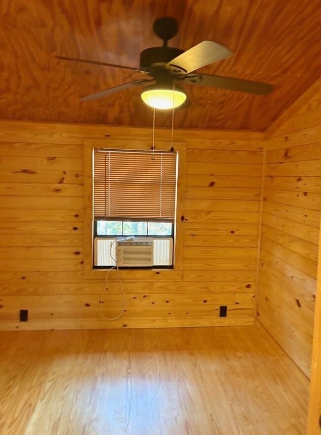 Building Photo - 1 Bedroom, 1 bath House