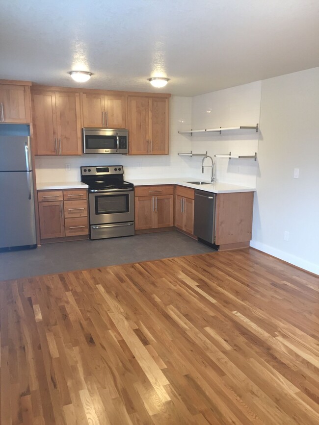 Building Photo - Spacious Like New Remodel 2BR-Portsmouth-N...