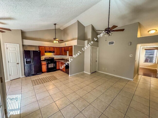 Building Photo - 2 Bedroom Westside Townhome!
