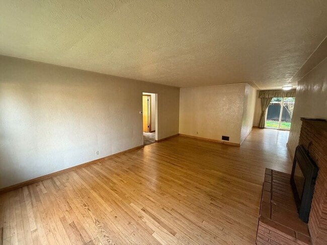 Building Photo - 595 18th St NE