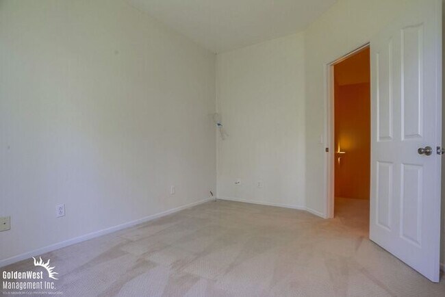 Building Photo - Stunning 3Bdm 2.5Ba Townhome in Carmel Valley