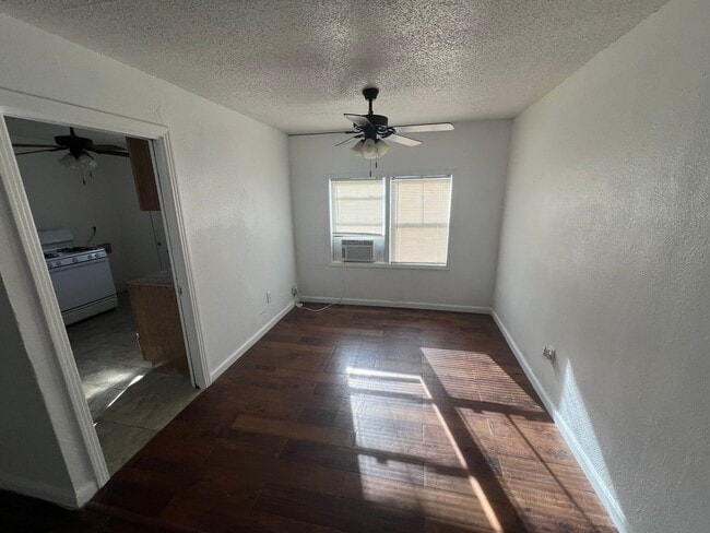 Building Photo - 2 Bed 1 Bath Home