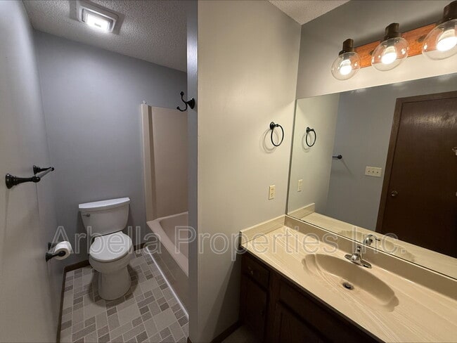 Building Photo - 507 Manor Dr