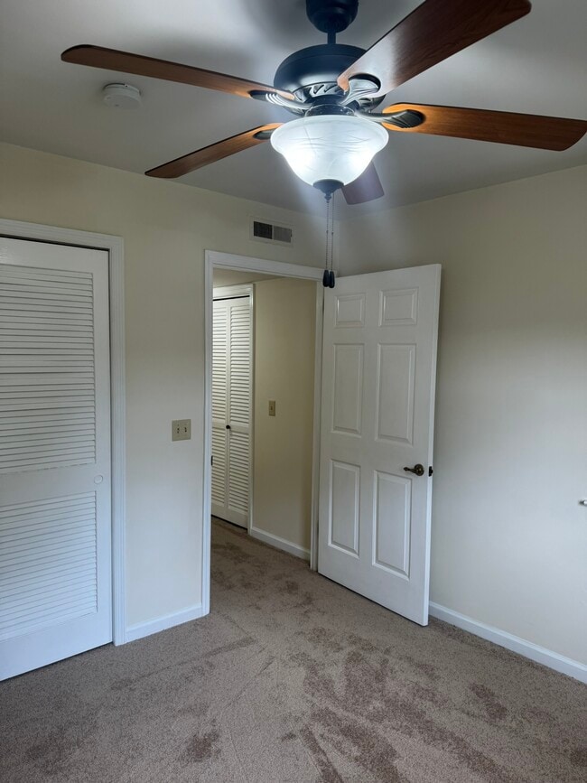 Building Photo - 369 Deer Lake Dr