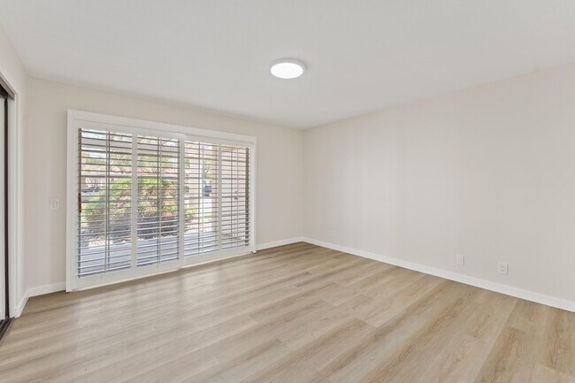 Building Photo - 505 S Farrell Dr