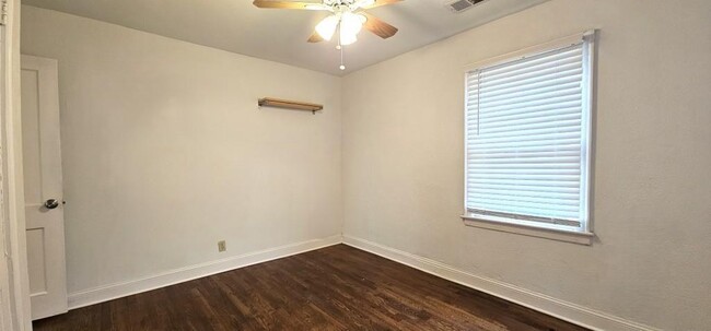 Building Photo - 1211 Beechview Dr SE