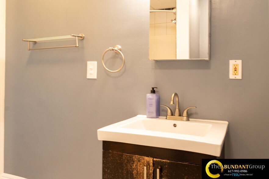 Building Photo - 133 Otis St