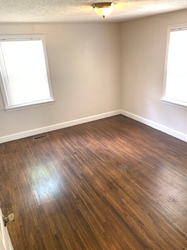 Building Photo - The Cutest Cottage in Inglewood!   2 Bedro...