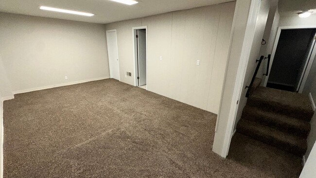 Building Photo - $1195 - 3 bed 2 bath - Apartment located i...